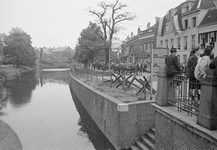 853124 Gezicht over de Stadsbuitengracht en Wittevrouwensingel te Utrecht, vanaf de Wittevrouwenbrug; rechts enkele ...